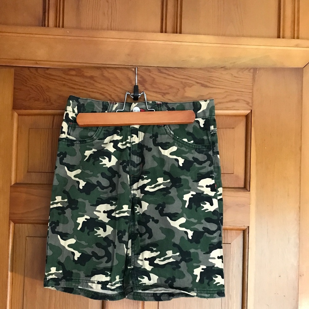 ENYCE NEW YORK boy’s green camo shorts, size 8/10. Waist 13, inseam 7.5 inches.